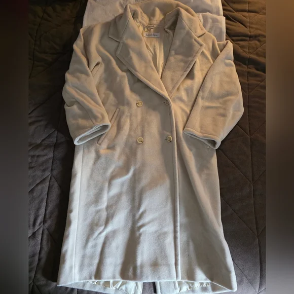 Max Mara HOT ITEM! The ORIGINAL Double Breasted Icon Coat in Neutral. Sz 6/38.